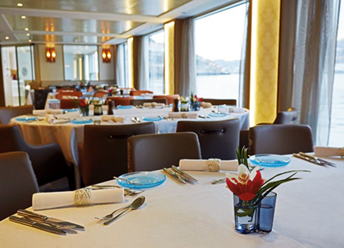 Restaurants, Bars & Cafés on Viking Helgrim